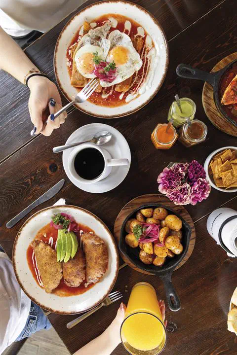Mesa con desayunos regiomontanos en La Fonda 103